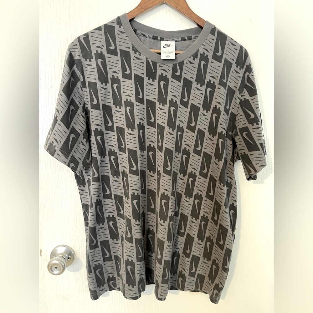 Nike Mens Logo Swoosh Short Sleeve Shirt XL Grey Black all over print